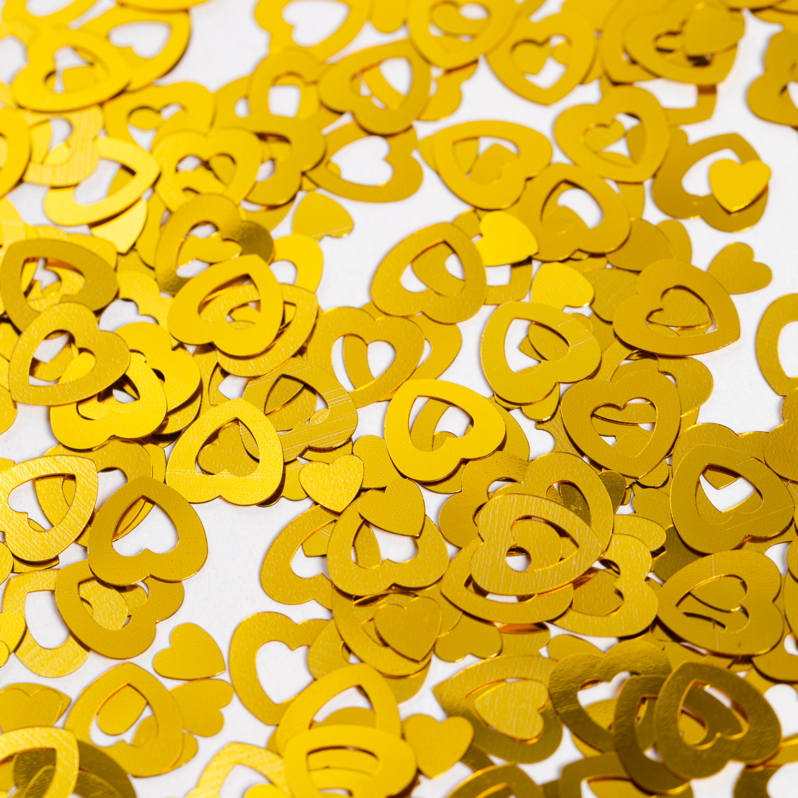 Guld hjerter med hul- konfetti 14 gram