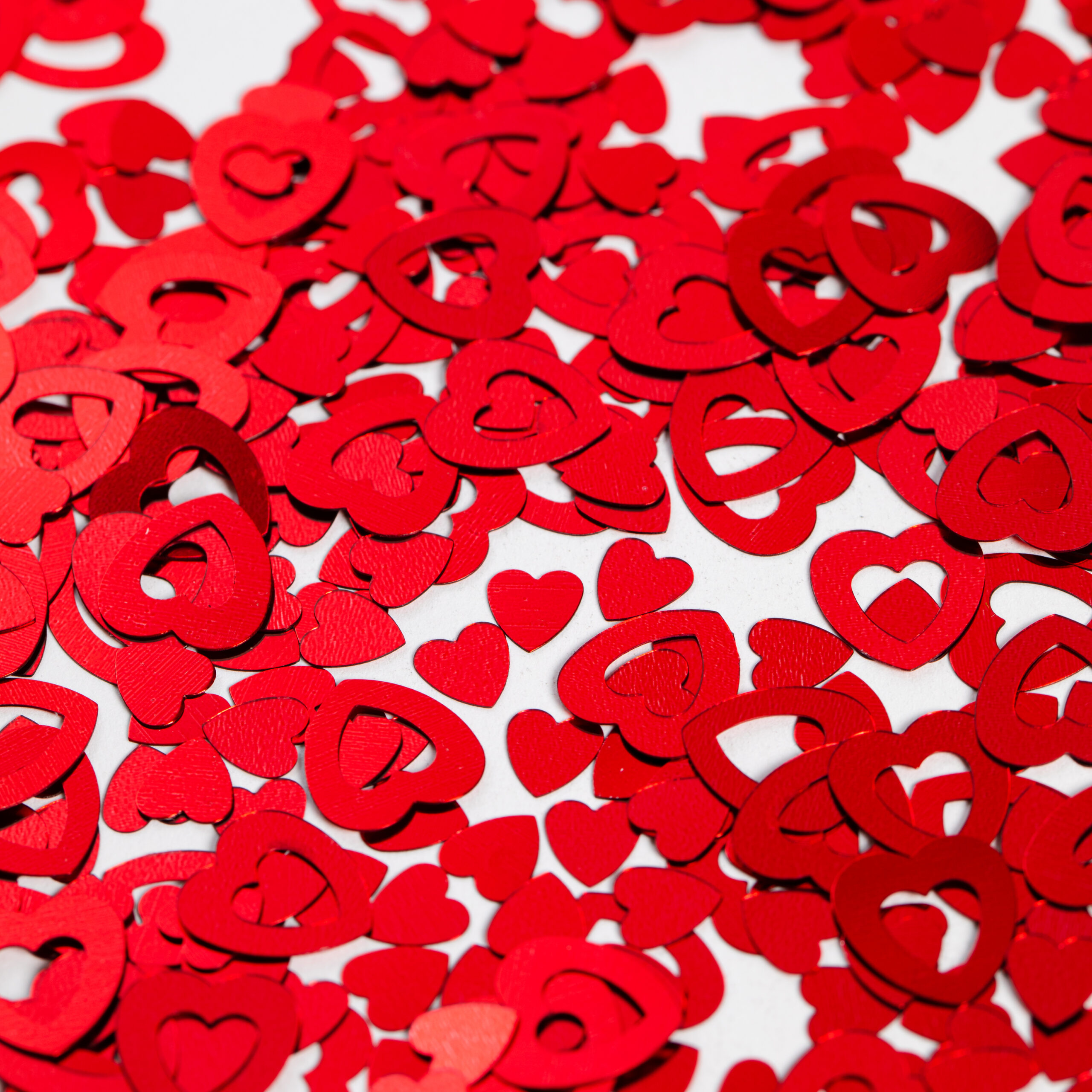 Røde hjerter med hul- konfetti 14 gram